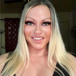 Meet your Posher, Lora